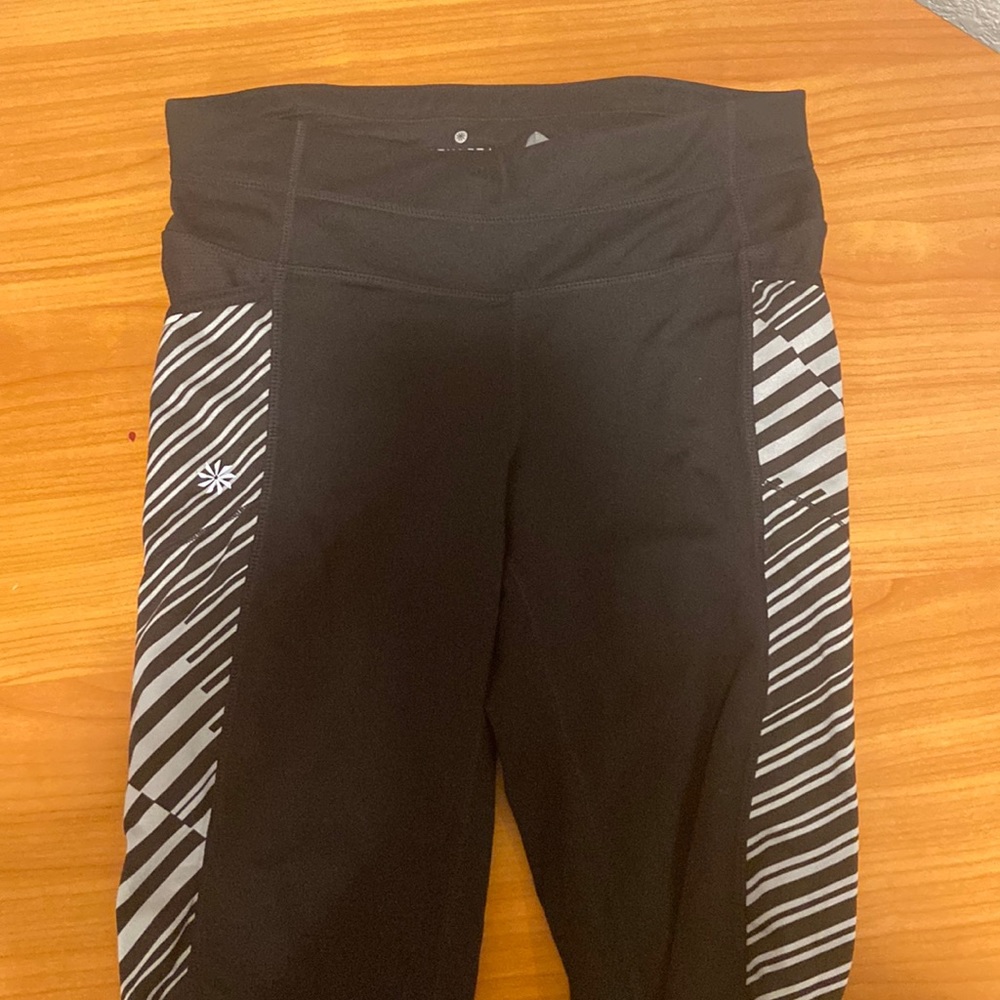 athleta black and white athletic leggings with pocket